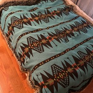 Spirithood brand faux fur throw (NEW!)